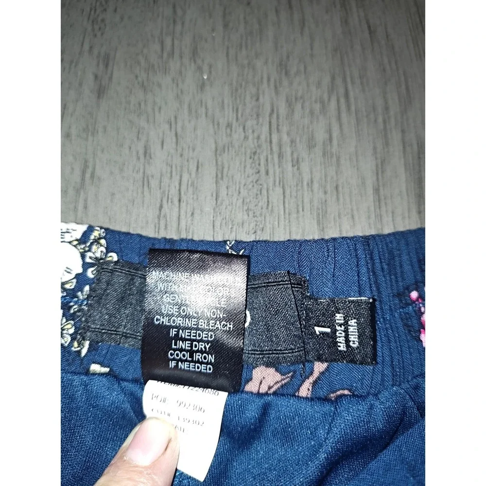 Torrid Woman's floral shorts,Inner Lined,Plus Size 1 - Picture 4 of 9